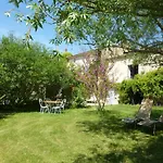Belles D'hote, Spacieuses Et Paisibles, En Pays De Forcalquier Bed & Breakfast 3*