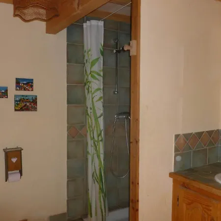 Belles D'hote, Spacieuses Et Paisibles, En Pays De Forcalquier לינה וארוחת בוקר 3*