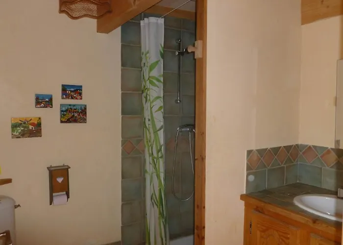 Belles D'hote, Spacieuses Et Paisibles, En Pays De Forcalquier Bed & Breakfast 3*