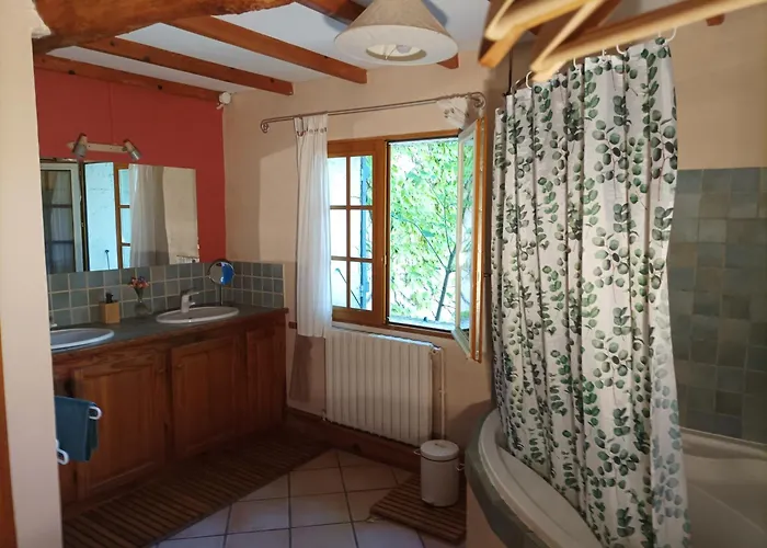 Belles D'hote, Spacieuses Et Paisibles, En Pays De Forcalquier Bed & Breakfast